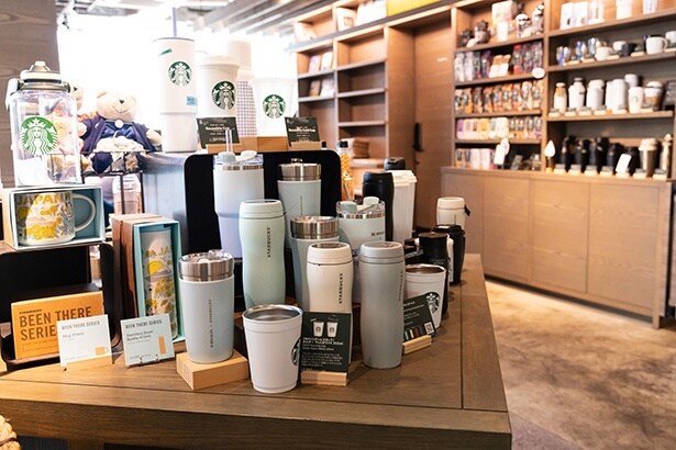 タンブラーはスターバックスのタンブラーでも、家で使っているものでもOK!