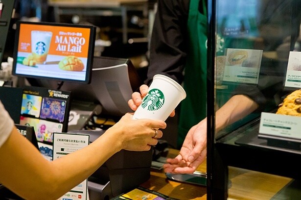 タンブラーは注文時にふたを外してパートナーに渡す