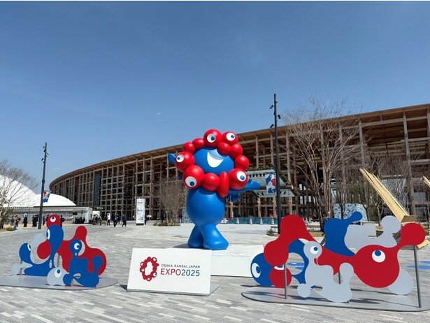 開幕直前のミャクミャク像。最初は「気持ち悪い」などと言われたミャクミャクも、今では国民的スターに