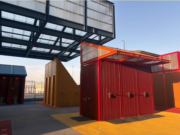 「2億円トイレ」と言われたトイレ(写真は開幕前で無人の状態)。積み木のようなかわいらしさに心を奪われた。もちろん特に不便もない