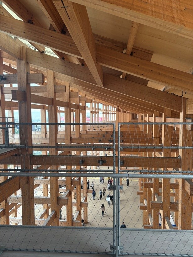 【写真】4月23日撮影の大屋根リング。この時点ではちらほら人が歩いている程度