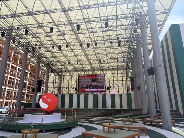 よしもと waraii myraii館。夜になるとカラオケ大会＆盆踊り大会が行われ、SNSでも大バズり