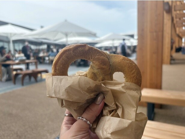 「PAULANER IMBISS」のチーズプレッツェル