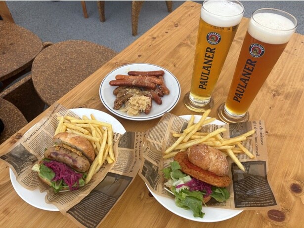 「PAULANER IMBISS」のドイツビールと料理。パビリオンのレストランが込み合っているときは、こちらでドイツ料理を味わうのがおすすめ