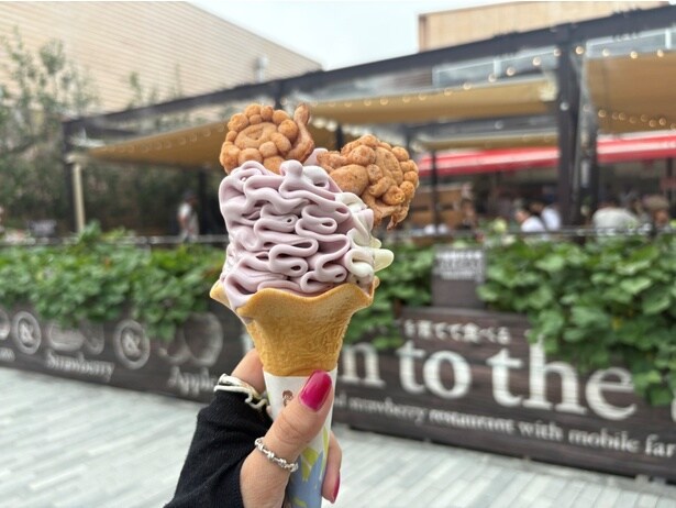 「らぽっぽファーム ～ おいもといちごのfarm to the table ～」のソフトクリーム。欲張って「ミャクミャク焼き」を2つトッピング