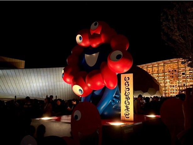 夜のミャクミャク像は笑ってしまうほど怖い