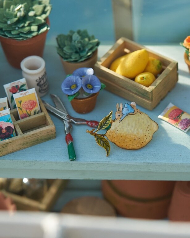 「ピーターラビット レモン ピンバッジ」(1万1000円)