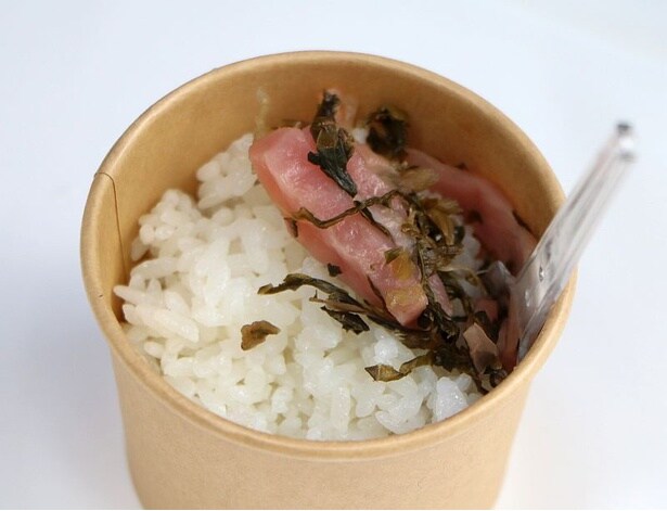 【写真】炊き立ての近江米。滋賀を代表する伝統野菜・日野菜(ひのな)の漬物も添えられていた