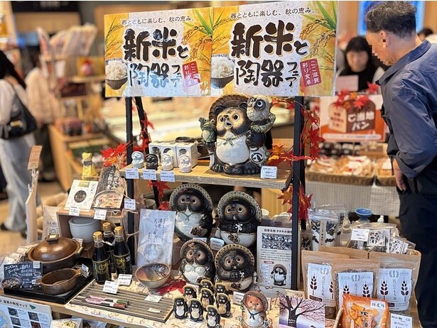 「ここ滋賀」の店内。取材時は陶器フェアが行われていた