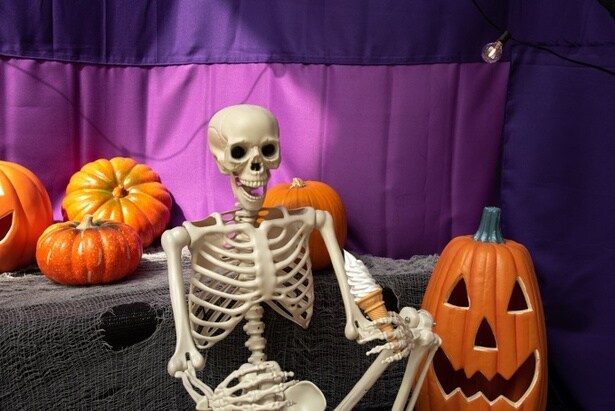 場内にあらわれたハロウィーンモンスターを見つけよう