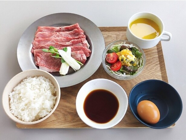 セットメニューのサラダは「かぼちゃサラダ」に変わり、スープバーには「かぼちゃスープ」が登場。※画像は栃木県産黒毛和牛焼きすきセット