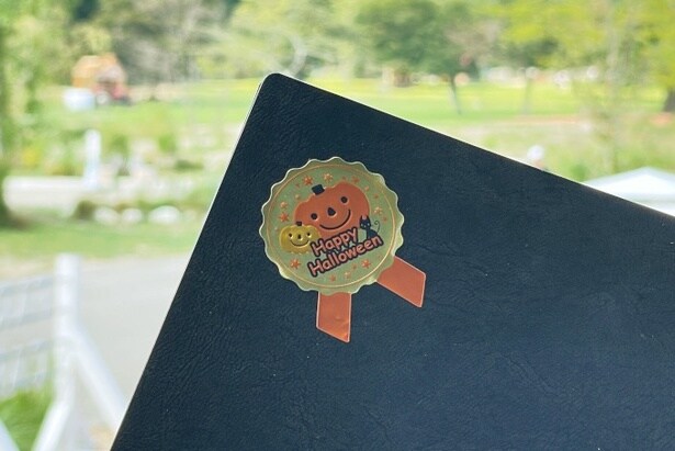 ハロウィーンモチーフのシールを配布