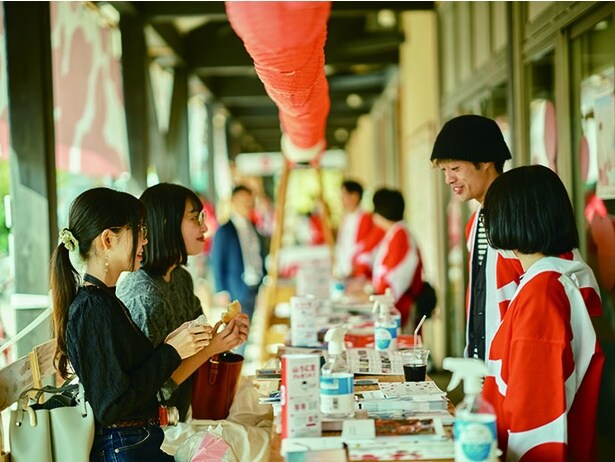 RENEWは気ままに歩いてもよし、少しだけ道案内を頼ってもよし。「あかまる隊」と一緒に歩くウォーキングツアーでは、まちの景色や人との出会いをゆっくり味わえる