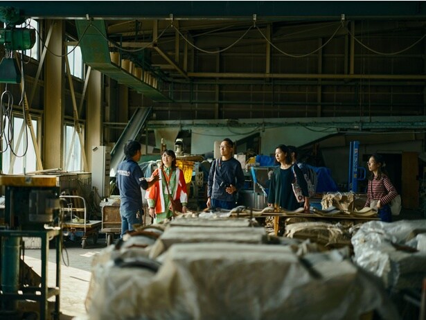 地域を熟知するガイドが同行し、越前漆器や越前和紙などテーマごとに組まれた特別コースを専用車で巡るオフィシャルツアー