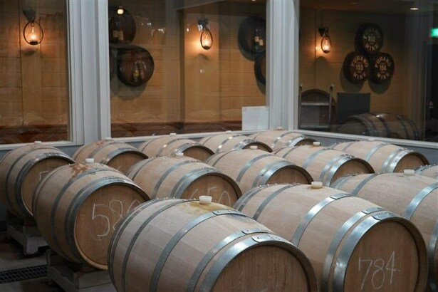 【写真】ワイナリーで静かに熟成されるワイン樽