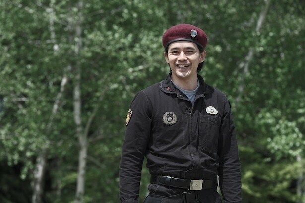 鑑識課警察犬係のハンドラー青葉一平(池松壮亮)