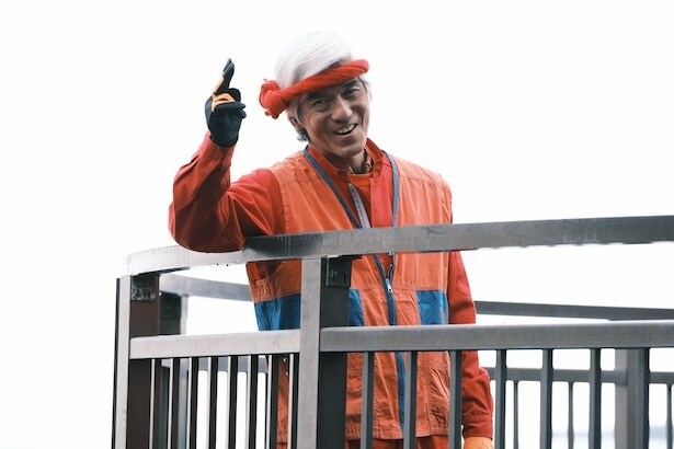 スーパーボランティアのコニシさん(佐藤浩市)