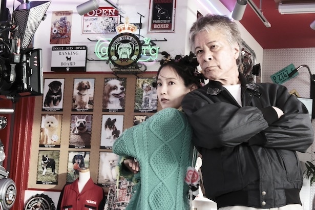 漆原冴子のいとこ・テンちゃん(吉岡里帆)と漆原冴子の父・富章(鹿賀丈史)