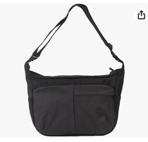 雨でも、荷物が増えても。頼れるベーシック【ニューバランス】のショルダーバッグがAmazonに登場中‼