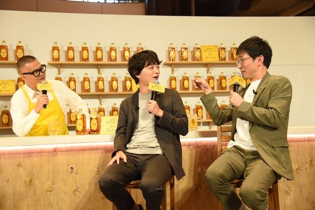 【写真を見る】コント風の掛け合いをくり広げる、染谷将太さんとシソンヌのじろうさん、長谷川忍さん