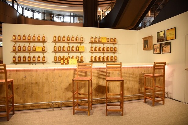 「はじめてなのに、常連さん。Bar kiiro」の内装