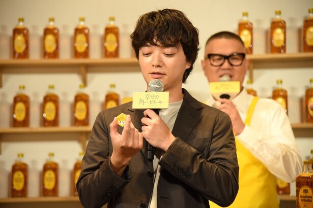 自身の名前を書いたキープタグを披露する染谷将太さん