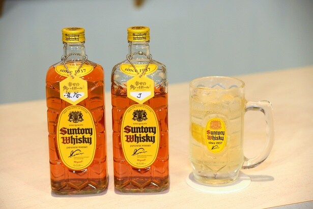 染谷将太さんと、“J”ことじろうさんのキープタグが付いたボトル