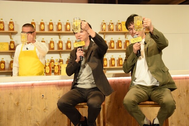 染谷将太さんが音頭をとり、角ハイボールで乾杯!