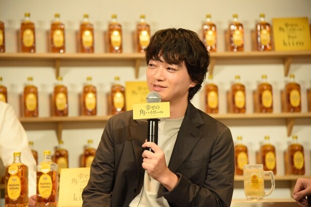 「はじめてなのに、常連さん。Bar kiiro」の魅力を語る染谷将太さん