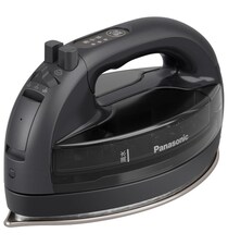 前にも後ろにも、軽やかに。ミラーマジ軽で、シワ知らず【パナソニック】のスチームアイロンがAmazonに登場中‼