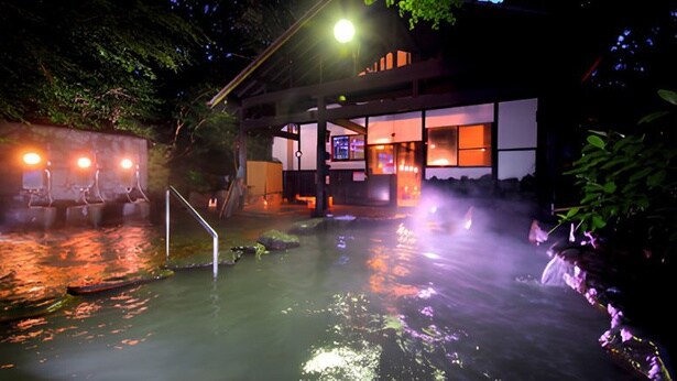 硫黄の匂いが漂う白濁湯