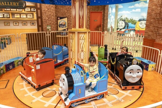 トーマス、パーシー、ジェームス、ヒロ、ゴードンと一緒に出発進行!「トーマスのくるくるカーニバル」