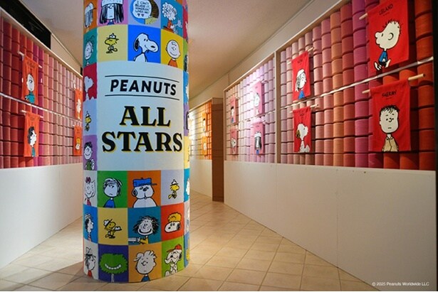 CHAPTER2では、色とりどりの糸巻きに囲まれたながらPEANUTS ALL STARSが勢ぞろい