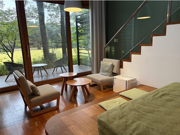 本館デラックスメゾネット。窓からは一面に広がる田んぼが!