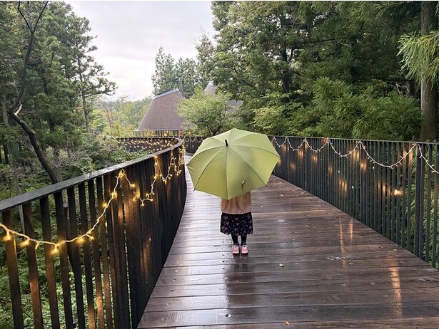 本館から「POKO POKO」へは、レセプションを通り過ぎて橋をわたって移動