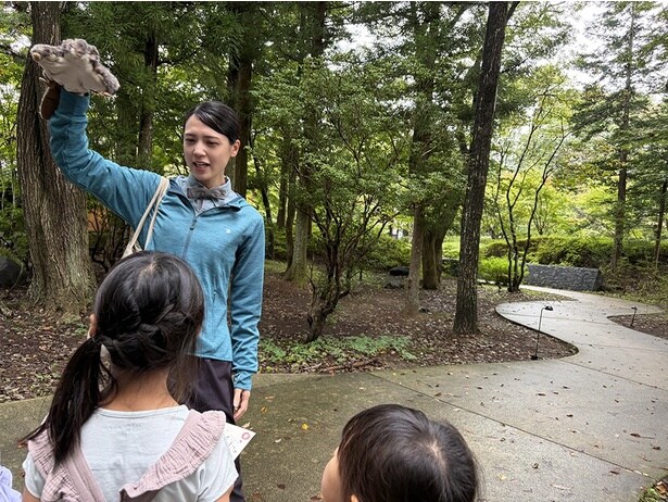 「朝の森さんぽ」の様子。森に住む動物の生態や、生息する植物について解説してもらえる