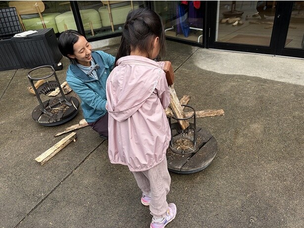 「木こりの火おこし」では薪を割ったり、燃えやすい木の葉や枝を拾ってくる