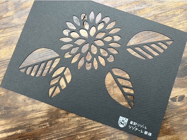 木の葉を裏側から貼り付けるカード