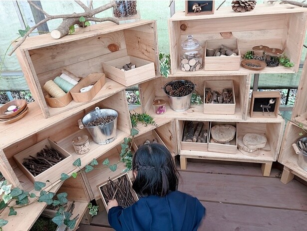 施設で集められた木の実や木材がずらりと並んでいて、使いたい素材を選んで制作していく