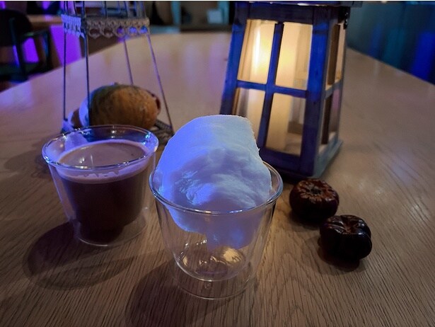 子どもが大喜び!綿菓子が消える不思議なココア(600円)。注文後、目の前で綿菓子の入ったコップにココアを注いでくれる