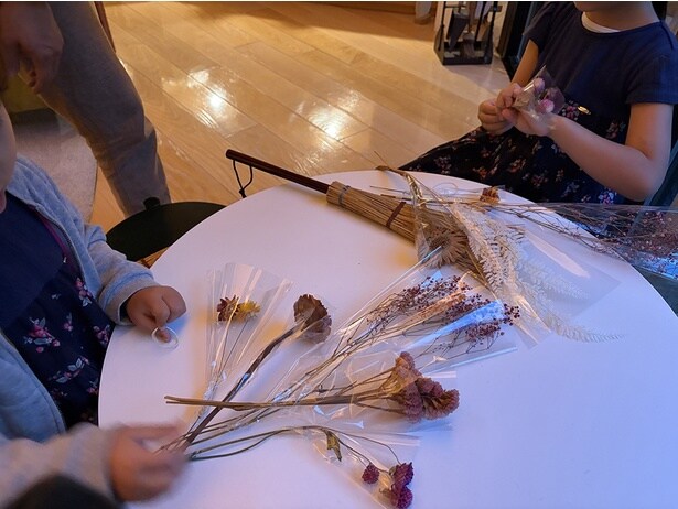 選んだドライフラワーを束にまとめていく