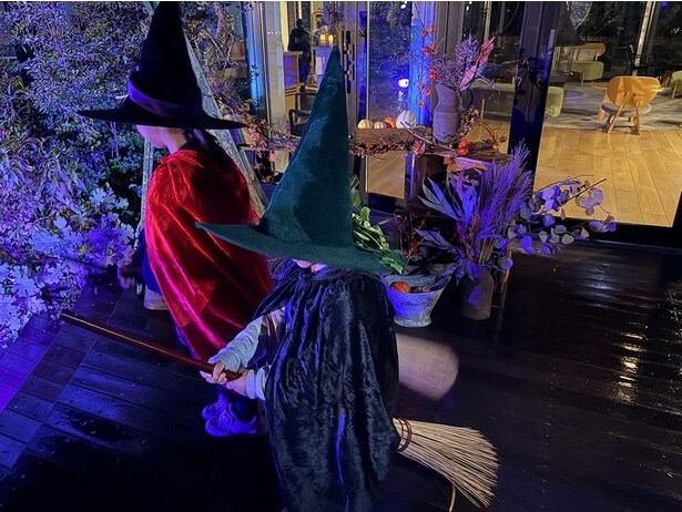 フォトスポットには大きな箒も用意されている