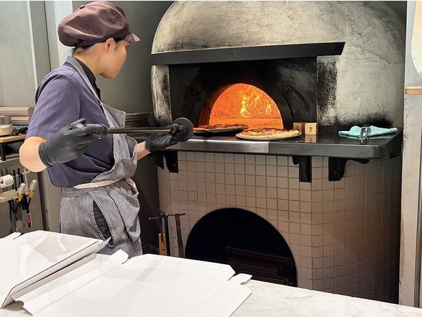 スタッフが石窯で焼き上げてくれる