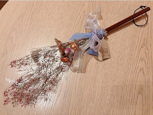 完成した「魔女の箒スワッグ」