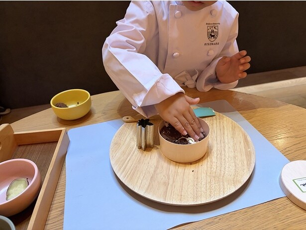 クリームやフルーツを型に入れてデコレーション