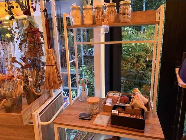 箒にドライフラワーを括り付け、リボンやタグでデコレーションする