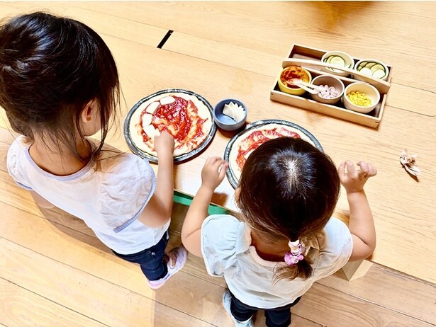 生地を伸ばして、ソースを塗ってチーズや具材をトッピングしていく