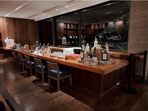 20時~22時の間、別館のラウンジでは、スパークリングワインなどのお酒と、ちょっとしたおつまみを無料で提供している