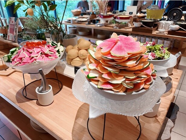 朝のビュッフェでは新鮮な野菜のスライスがタワーのように提供されていた