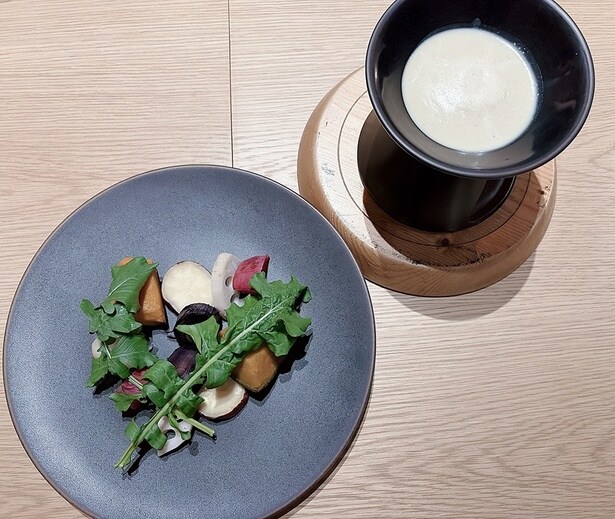 ディナータイムは、ロースト野菜とチーズソース、メイン料理が各テーブルに提供される。季節の野菜をブルーチーズの効いたソースにフォンデュして食べる